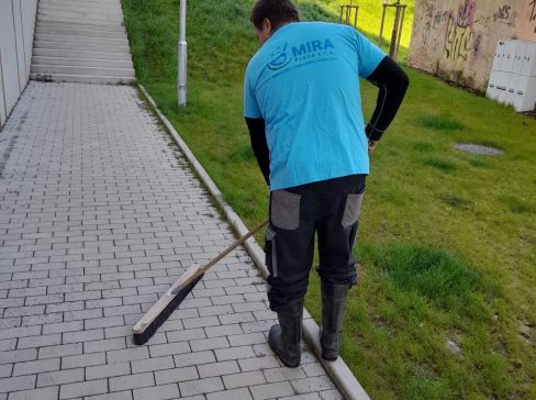 Venkovní úklid chodníků Libčice nad Vltavou